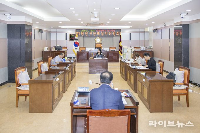 인천중구의회가 올해 제2차 의원연구단체 심의위원회를 진행하고 있다.(사진=인천중구의회)
