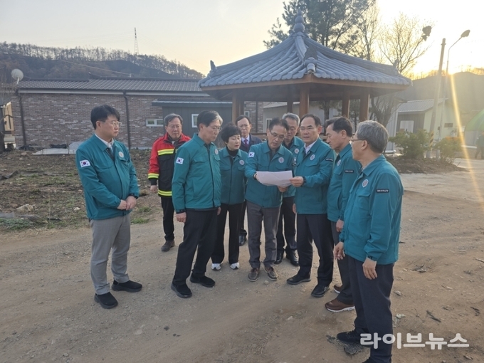 국민의힘 임종득 의원(오른쪽에서 세번째)이 재난 발생 시 의료 취약지역의 환자 이송을 지원하기 위한 응급의료에 관한 법률 일부개정법률안을 대표 발의했다.(사진=임종득의원실)