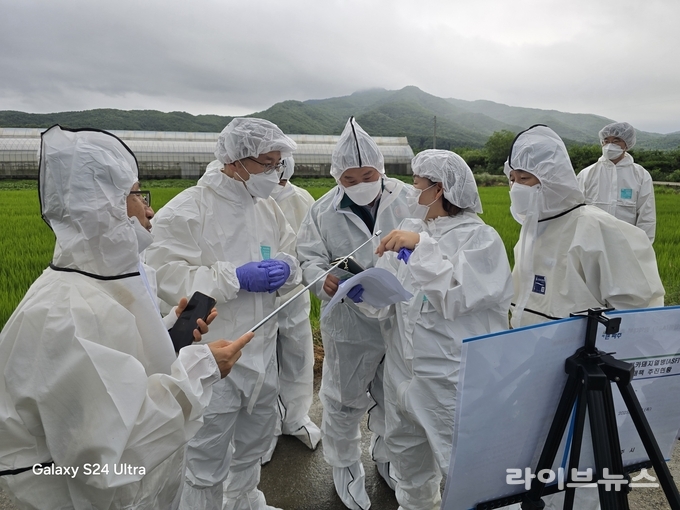 고준호 경기도의원이 김대순 경기도 행정2부지사, 최병갑 파주시 부시장 등 관계 공무원들과 함께 아프리카돼지열병(ASF) 해당 양돈농가를 긴급 방문해 방역 현장을 점검하고 있다.(사진=고준호 경기도의원)