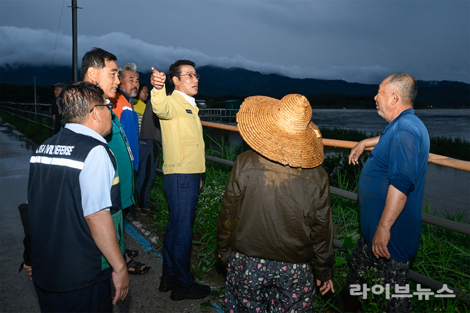 최경식 남원시장이 집중호우 현장을 진두지휘하고 있다.(사진=남원시)