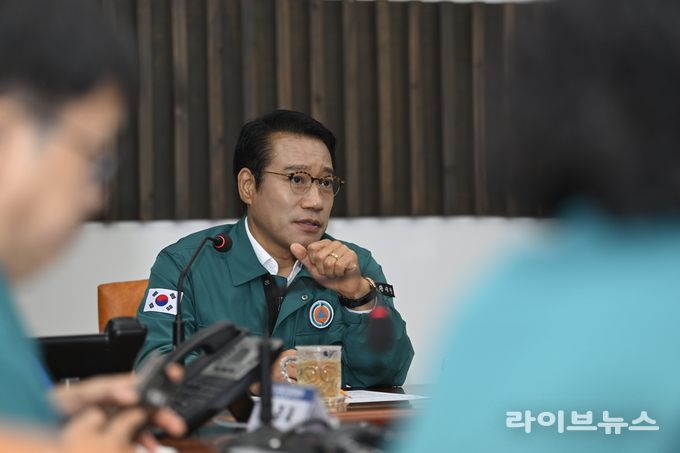 최경식 남원시장이 재난상황실에서 현장 대응 상황을 점검하고 있다.(사진=남원시)