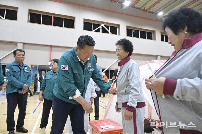 최영일 순창군수가 풍산면 다목적체육관에 임시 대피소를 방문해 이재민들을 살피고 있다.(사진=순창군)