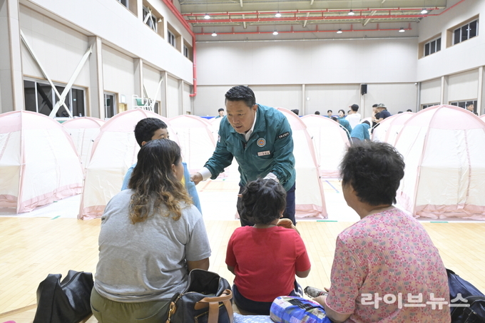최영일 순창군수가 풍산면 다목적체육관에 임시 대피소를 방문해 이재민들을 살피고 있다.(사진=순창군)