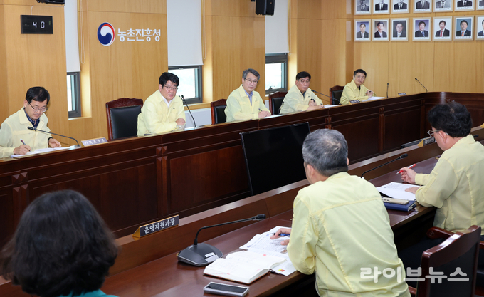 농촌진흥청은 지난 16일부터 19일까지 이어진 집중호우로 충청, 전라 지역을 중심으로 농경지 침수와 가축 폐사 등 피해가 발생함에 따라 농촌진흥청장 주재로 열린 기상재해 대응 긴급 대책 회의를 개최했다.