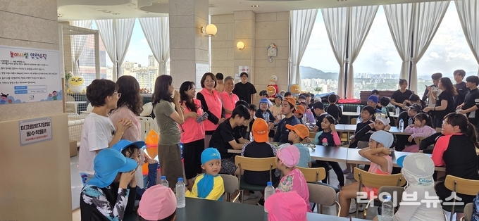 사랑봉사회가 인천 미추홀구 소재의 다솜지역아동센터, 지킴이문학지역아동센터, 옹기종기지역아동센터 소속 초·중·고등학생 50명과 인솔교사 11명을 초청해 여름방학 특별 프로그램 신나는 물놀이 행사를 진행하고 있다.(사진=사랑봉사회)
