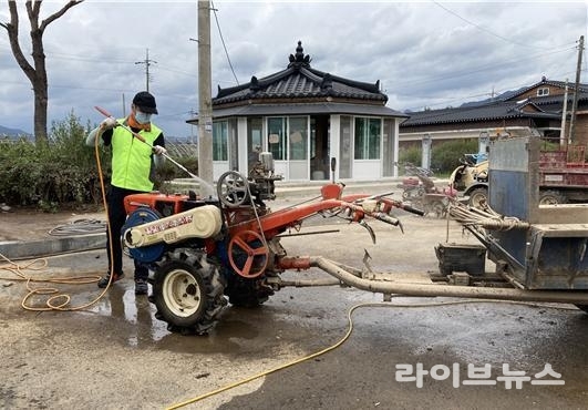 농림축산식품부는 농기계협동조합, 주요 6개 농기계 업체, 농협중앙회 등과 협업하여 이번 집중호우로 침수 피해를 입은 농기계를 신속하게 수리할 수 있도록 지원하기로 했다.