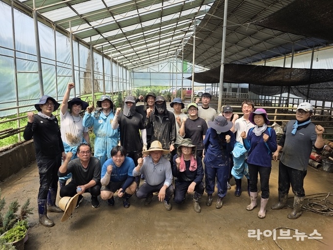 가축위생방역지원본부는 24일 집중호우로 큰 피해를 입은 세종시 전동면 소재의 반려식물농가를 찾아 수해복구 봉사활동을 실시했다.