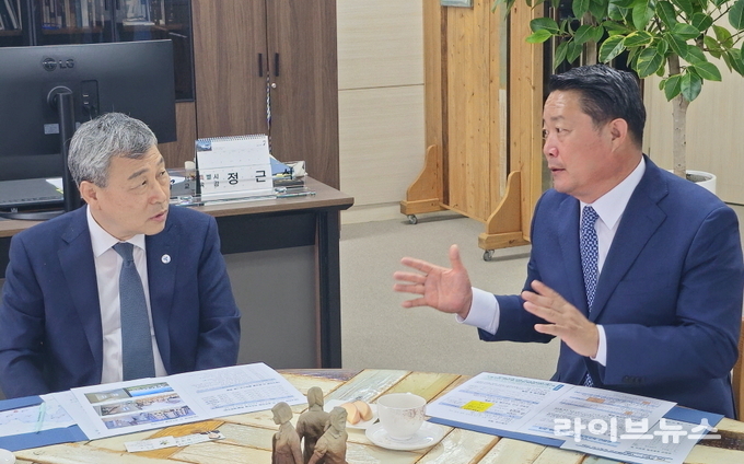 최영일 순창군수(오른쪽)가 정근식 서울시교육감과 면담을 갖고 서울 지역 학생들의 농촌유학 참여 확대와 지원 기간 연장 방안에 대해 의견을 교환했다.(사진=순창군)