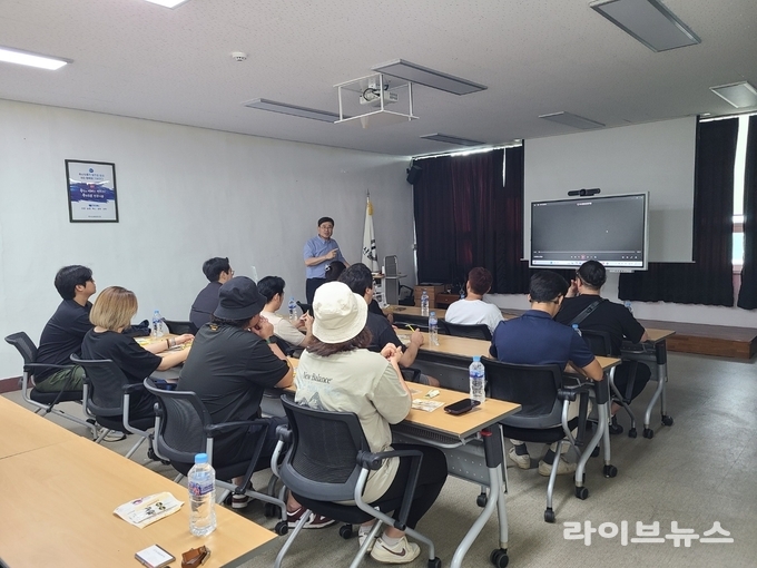 충북농업마이스터대학 한우반 교육생들에게 최치환 축산물품질평가원 충북지원장이 한우산업의 전망에 대해 강의를 하고 있다.