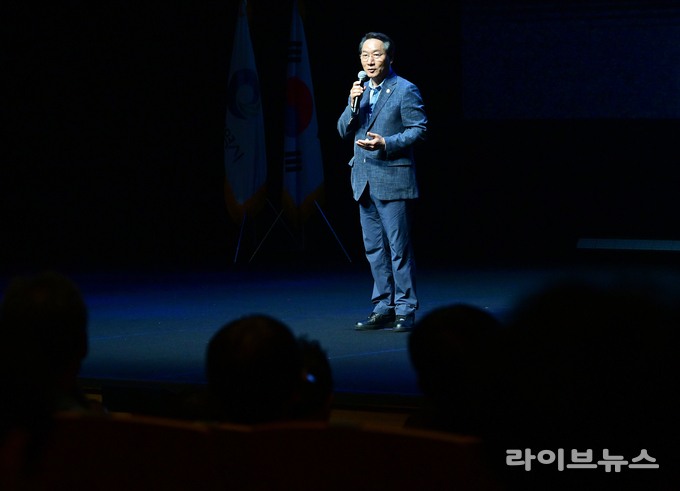 유정복 인천시장이 서구문화회관에서 열린 제43회 대한민국연극제 인천 폐막식에서 인사말을 하고 있다.(사진=인천시)