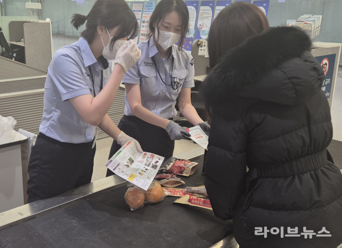 농림축산검역본부는 본격적인 여름 휴가철을 맞아 7월 28일부터 8월 11일까지 2주간 해외여행객의 휴대 농축산물에 대한 검역을 강화한다.