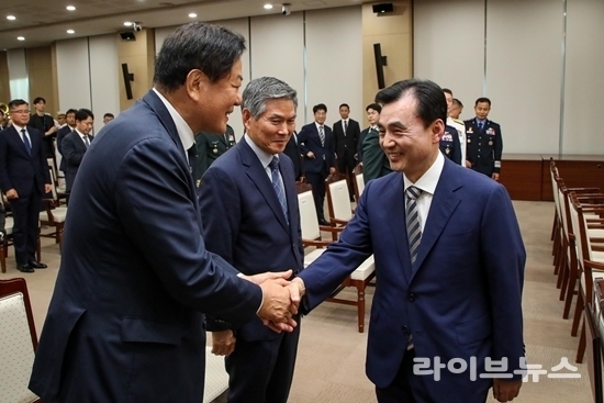 사진 왼쪽 황기철 전 국가보훈처장이 안규백 신임 국방부 장관과 인사하고 있다. 