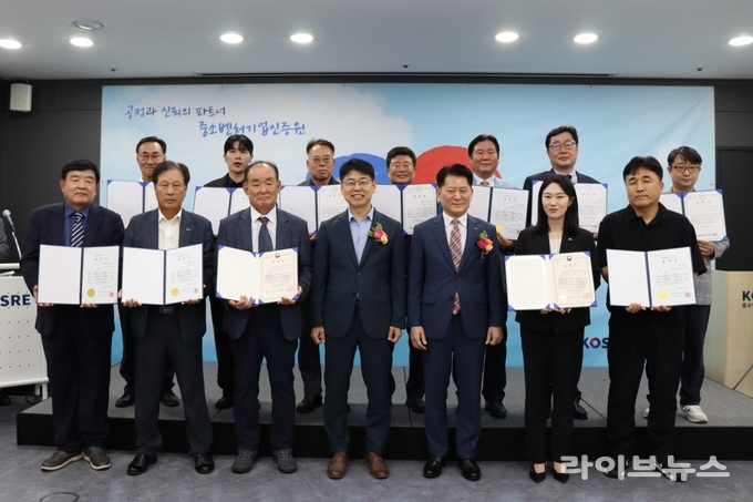 중소벤처기업인증원 엄진엽 원장(앞줄 왼쪽에서 다섯번째)과 중소벤처기업진흥공단 반정식 이사(앞줄 왼쪽에서 네 번째) 및 각 훈격별 표창장을 수상한 유공자들이 함께 기념촬영을 하고 있다.(사진=중소벤처기업인증원)