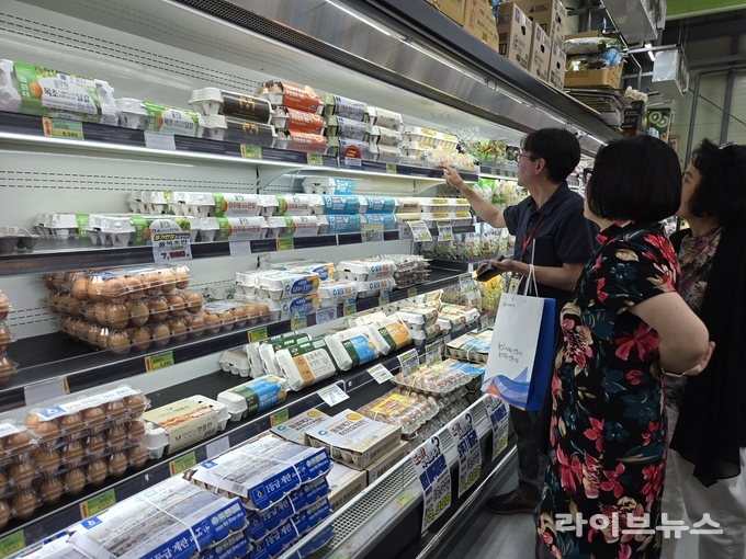 축산물품질평가원 부산울산경남지원은 28일, 소비자 전문 단체인 소비자공익네트워크 부산지부와 함께 부산시 내에서 판매중인 등급란을 대상으로 합동점검을 실시했다.
