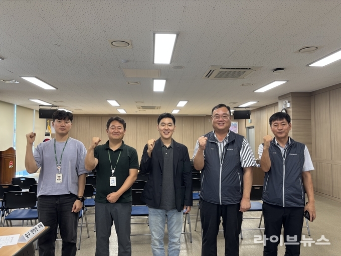 한창한 인천 중구의원(왼쪽에서 세번째)이 신공항하이웨이 소음 담당자 및 인천 중구청 친환경위생과 관계자들과 간담회를 진행하고 기념촬영을 하고 있다.(사진=한창한 인천 중구의원)