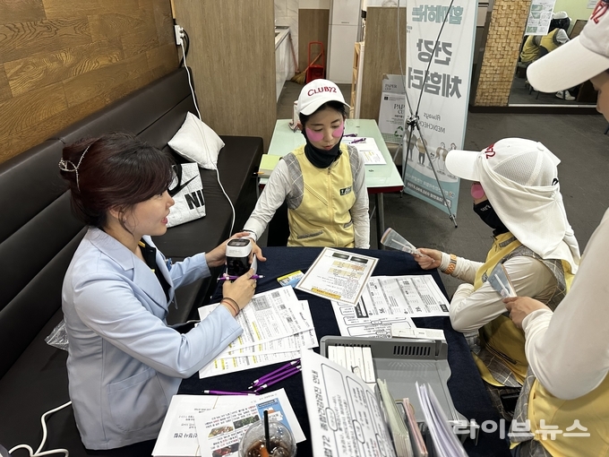 한국건강관리협회 인천광역시지부가 인천 영종도에 위치한 클럽72를 방문해 임직원을 대상으로 건강캠페인을 진행하고 있다.(사진=한국건강관리협회 인천광역시지부)