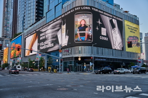LA에서 진행된 코스알엑스 옥외 광고( 제공: 코스알엑스)