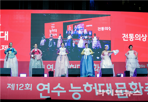 시니어 모델들이 재능기부 활동을 펼치고 있다.(사진=인천셀레스타모델협회)