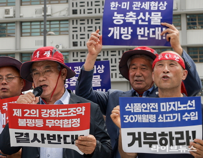 박영철 전국한우협회 강원도지회장(사진 왼쪽)이 2025년 7월 30일 오전 11시 서울 종로구 주한 미국대사관 앞에서 진행한 30개월령 이상 미국산 쇠고기 수입 반대 기자회견에서 규탄 발언을 하고 있다.