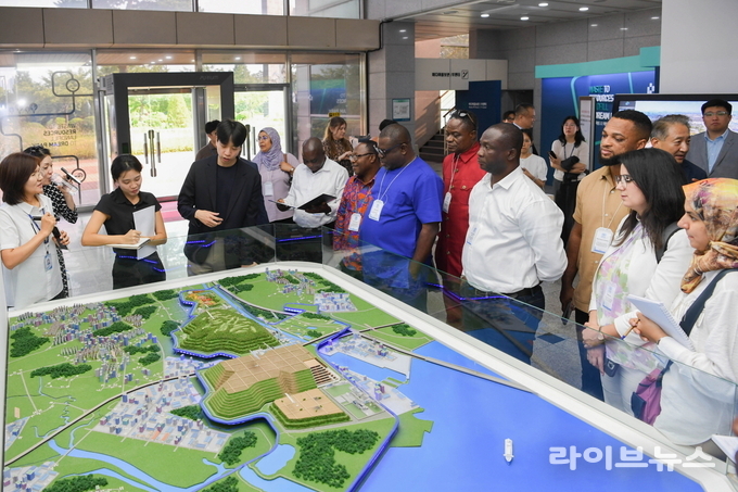 UNOSD 아프리카 4개국 관계자들이 수도권매립지관리공사 홍보관에서 설명을 듣고 있다.(사진=수도권매립지관리공사)