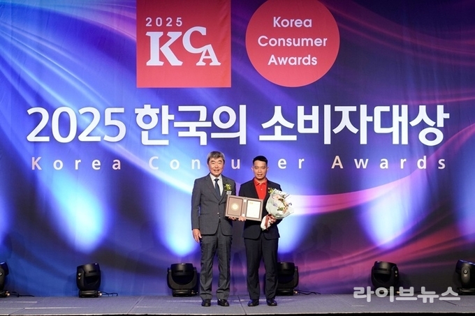 비엣젯항공 상업 담당 부사장 진 쑤언 투이(Dinh Xuan Thuy, 오른쪽)가 유창조 심사위원장으로부터 상을 받고 있다.
