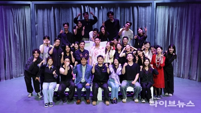 인천대학교 공연예술학과 대한민국 대학연극제 창작극 '백두;한라' 공연팀 기념촬영 모습.(사진=인천대학교)