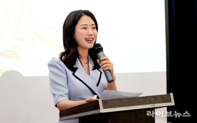 ㈔세계여성평화그룹(IWPG) 전나영 신임 대표가 1일 서울 스페이스쉐어 서울중부센터에서 열린 대표이사 이·취임식에서 취임사를 하고 있다.(사진=IWPG)