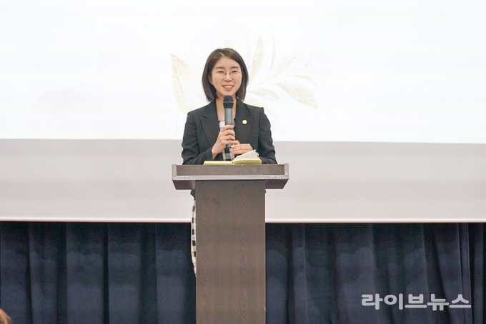 ㈔세계여성평화그룹(IWPG) 윤현숙 전 대표가 1일 서울 스페이스쉐어 서울중부센터에서 열린 대표이사 이·취임식에서 이임사를 하고 있다.(사진=IWPG)