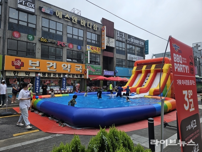 지난 7월 거북시장 몰놀이 축제에 설치된 물놀이장.(사진=인천서구)