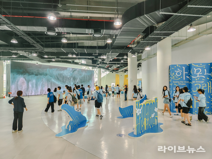 디지털 실감영상 특별전 하모니를 관람하고 있는 청소년 관람객들.(사진=국립인천해양박물관)