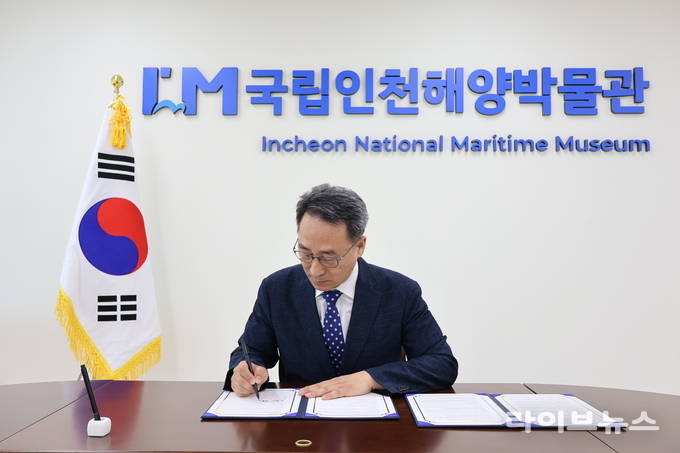 우동식 국립인천해양박물관장이 그리스 국립고고학박물관과의 협약서에 서명하고 있다.(사진=국립인천해양박물관)