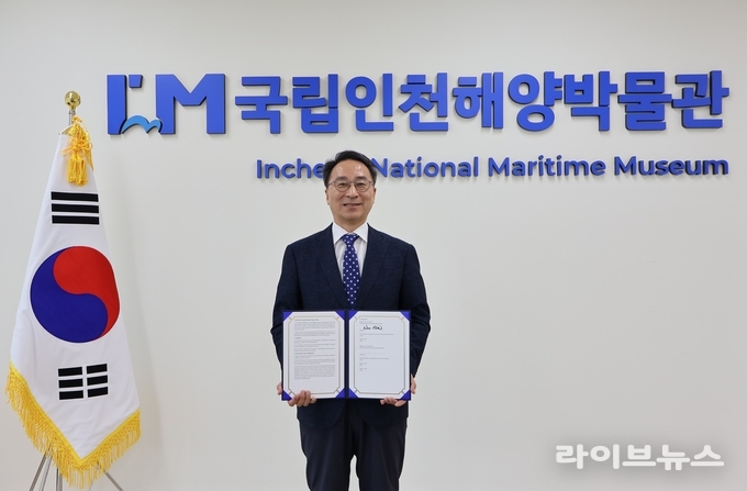 우동식 국립인천해양박물관장이 그리스 국립고고학박물관과의 협약서 체결 후 기념 촬영을 하고 있다.(사진=국립인천해양박물관)