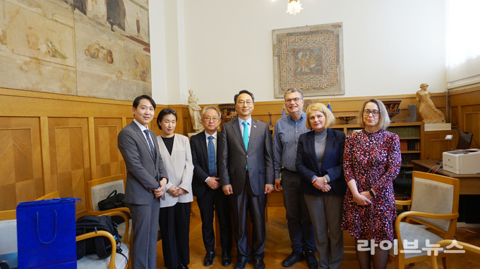 지난 2025년 5월 14일, 우동식 국립인천해양박물관장(가운데)일행과 니콜렌초스(Nikolentzos) 그리스 국립고고학박물관장대행 일행이 그리스에서 함께 기념촬영을 하고 있는 모습.(사진=국립인천해양박물관)