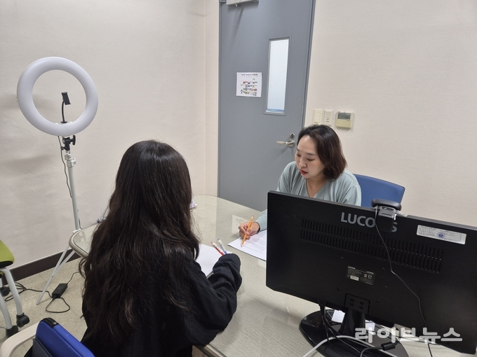 대학일자리플러스센터가 하계방학 맞춤형 잡매칭 컨설팅 모습.(사진=인천대학교 대학일자리플러스센터)