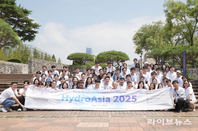 국제 학술 교류 프로그램 ‘하이드로아시아(HydroAsia 2025)’ 기념촬영 모습.(사진=인천대학교)