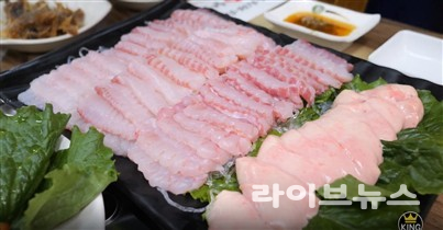 손질된 홍어를 회로 준비한 장면. 대청도 향토 음식의 대표 메뉴인 홍어회의 쫀득한 질감이 돋보인다. (사진=식품산업육성지원센터)