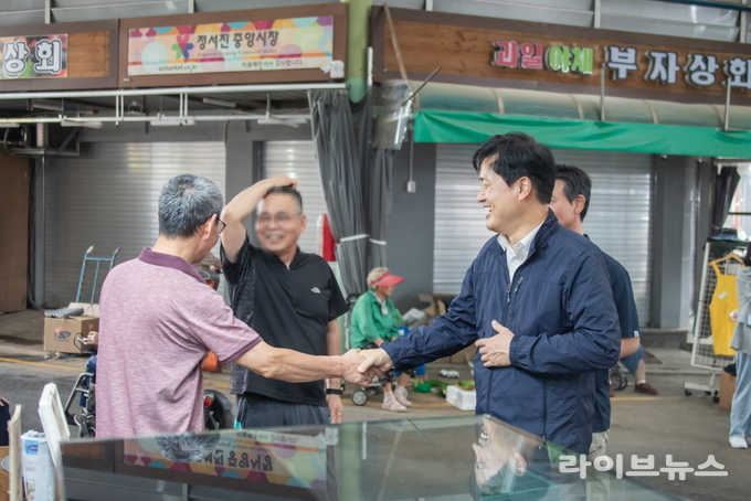 인천 서구 정서진중앙시장에서 강범석 서구청장(오른쪽)이 소상공인과 담소와 악수를 나누고 있다.(사진=인천서구)