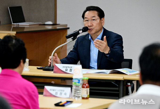 유정복 인천시장이 옹진군 연평면사무소에서 열린 '마을안으로, 시민속으로' 연평면 통합회의에서 인사말을 하고 있다.(사진=인천시)