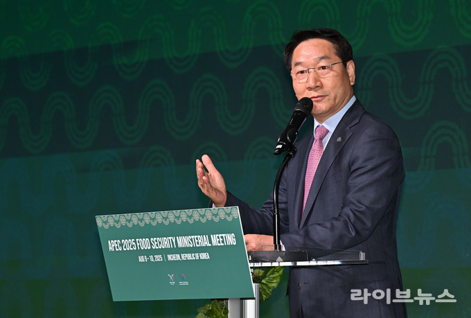 유정복 인천시장이 파라다이스시티에서 열린 APEC(아시아태평양경제협력체) 2025 식량안보 장관회의 만찬에서 환영사를 하고 있다.(사진=인천시)