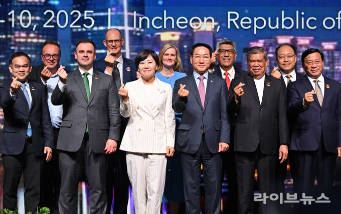 유정복 인천시장(앞줄 왼쪽에서 네번째)이 파라다이스시티에서 열린 APEC(아시아태평양경제협력체) 2025 식량안보 장관회의 만찬에서 농림축산식품부 송미령 장관(앞줄왼쪽에서 세번째) 등 참석자들과 기념촬영을 하고 있다.(사진=인천시)