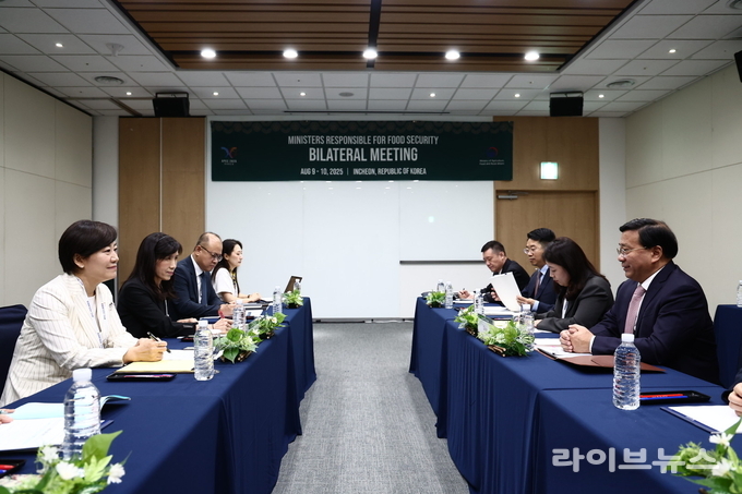 농림축산식품부 송미령 장관은 중국 농업농촌부 한쥔 장관과 양자면담을 갖고, 양국 농업농촌 분야 협력 확대 및 교류 재개 방안에 대해 논의했다.