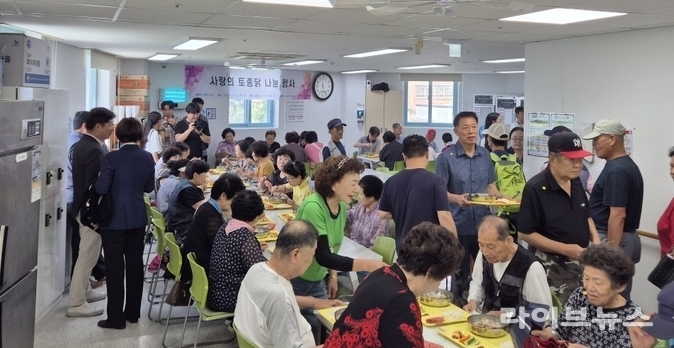(사)한국토종닭협회는 지난 8일 금요일, 경기도 이천시 소재 청미노인복지관에서 ‘사랑의 토종닭 나눔 행사’를 개최했다.