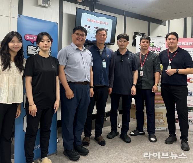 축산물품질평가원 경기지원은 지난 7일 ‘제7회 경기 한우 고급육 평가대회’에 참여한 축산관계자를 대상으로 기관의 주요사업(등급제, 이력제 등)을 홍보했다.