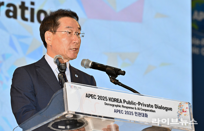 유정복 인천시장이 11일 송도컨벤시아에서 인구구조 변화와 대응 및 AI(인공지능) 협력을 주제로 열린 APEC(아시아태평양경제협력체) 2025 민관 대화에서 축사를 하고 있다.(사진=인천시)