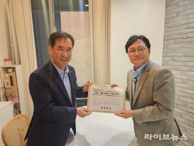 박용철 강화군수(오른쪽)가 국회를 찾아 서울행 광역급행버스(M버스) 노선 신설을 요청하는 공식 건의서를 맹성규 국토교통위원장(왼쪽)에게 전달하고 기념촬영을 하고 있다.(사진=강화군)