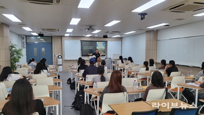 정채관(인천대학교 영어영문학과) 교수가 전공설명회를 진행하고 있다.(사진=인천대학교)