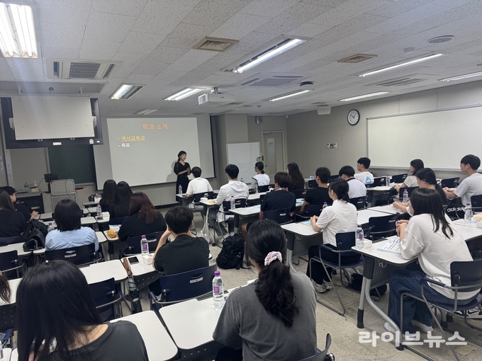신유아(인천대학교 역사교육과) 교수가 전공설명회를 진행하고 있다.(사진=인천대학교)