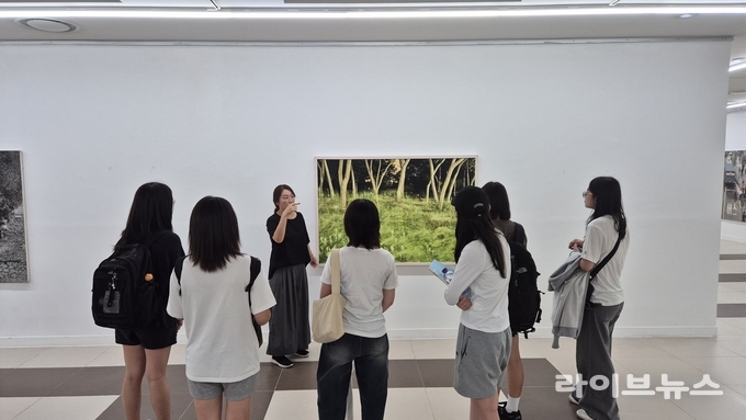 장경애(인천대학교 조형예술학부) 교수와 학생들이 교내 갤러리(ART SPACE IN)를 견학하고 있다.(사진=인천대학교)