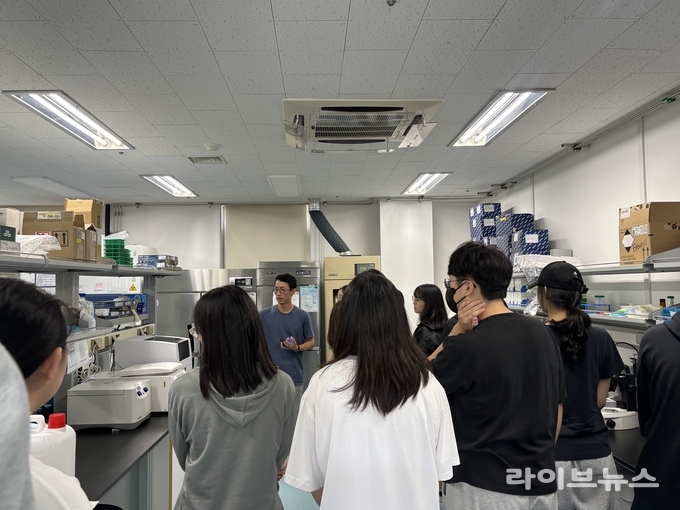 정창범(인천대학교 해양학과) 교수와 학생들이 실험실 투어를 진행하고 있다.(사진=인천대학교)