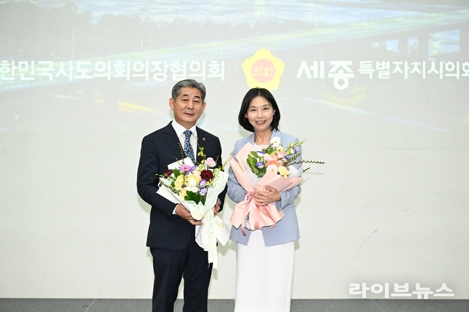 대한민국시도의회의장협의회 정기회에서 제19대 후반기 사무총장으로 선출된 정해권 인천시의회 의장(왼쪽)이 기념촬영을 하고 있다.(사진=인천시의회)